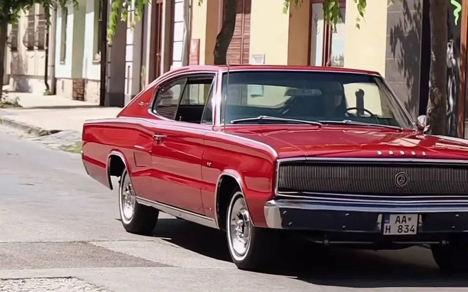 Záber z videa pre Café Paula: červené retro auto na ulici